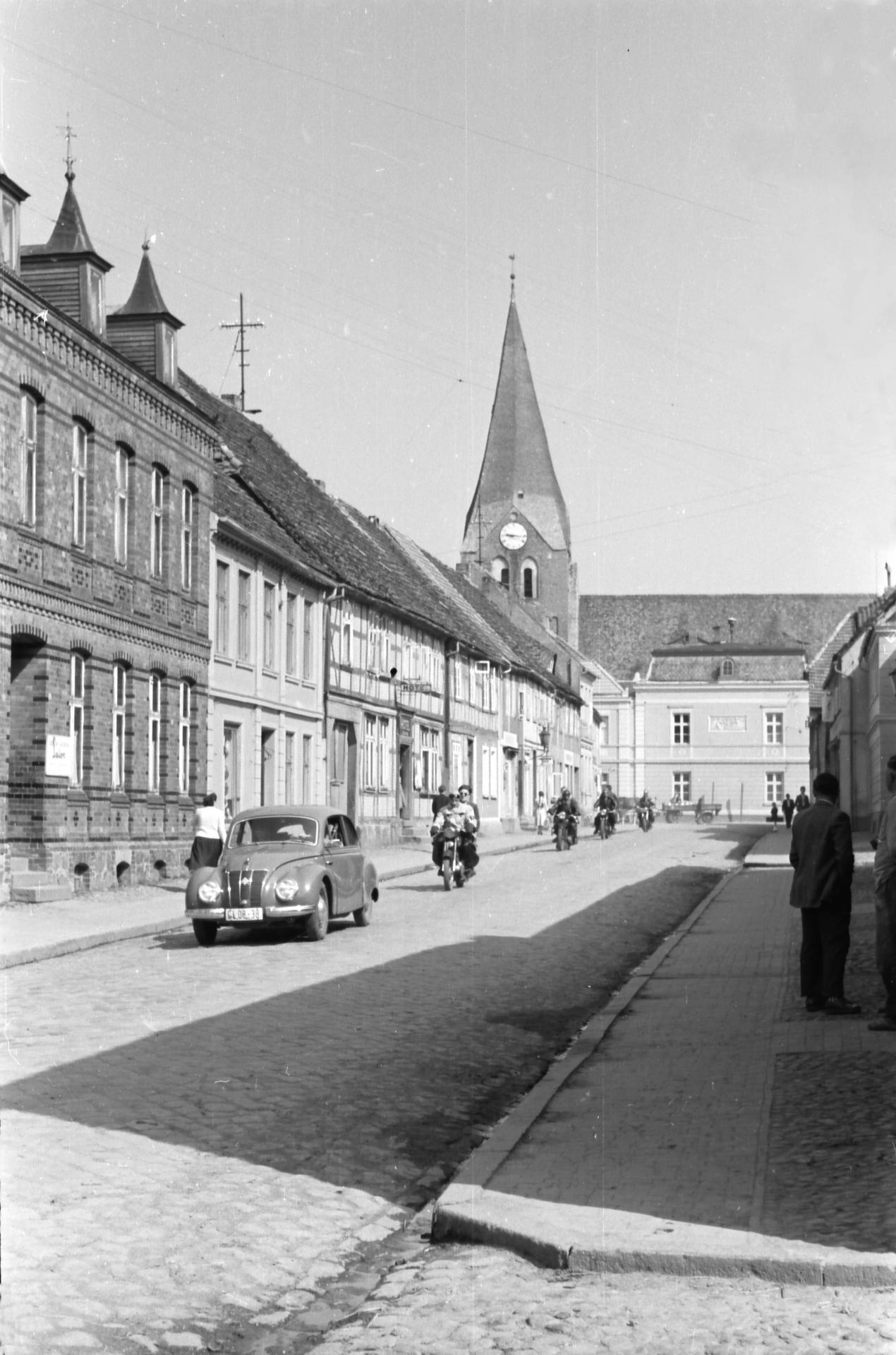 In der Straße des Friedens (um 1955).