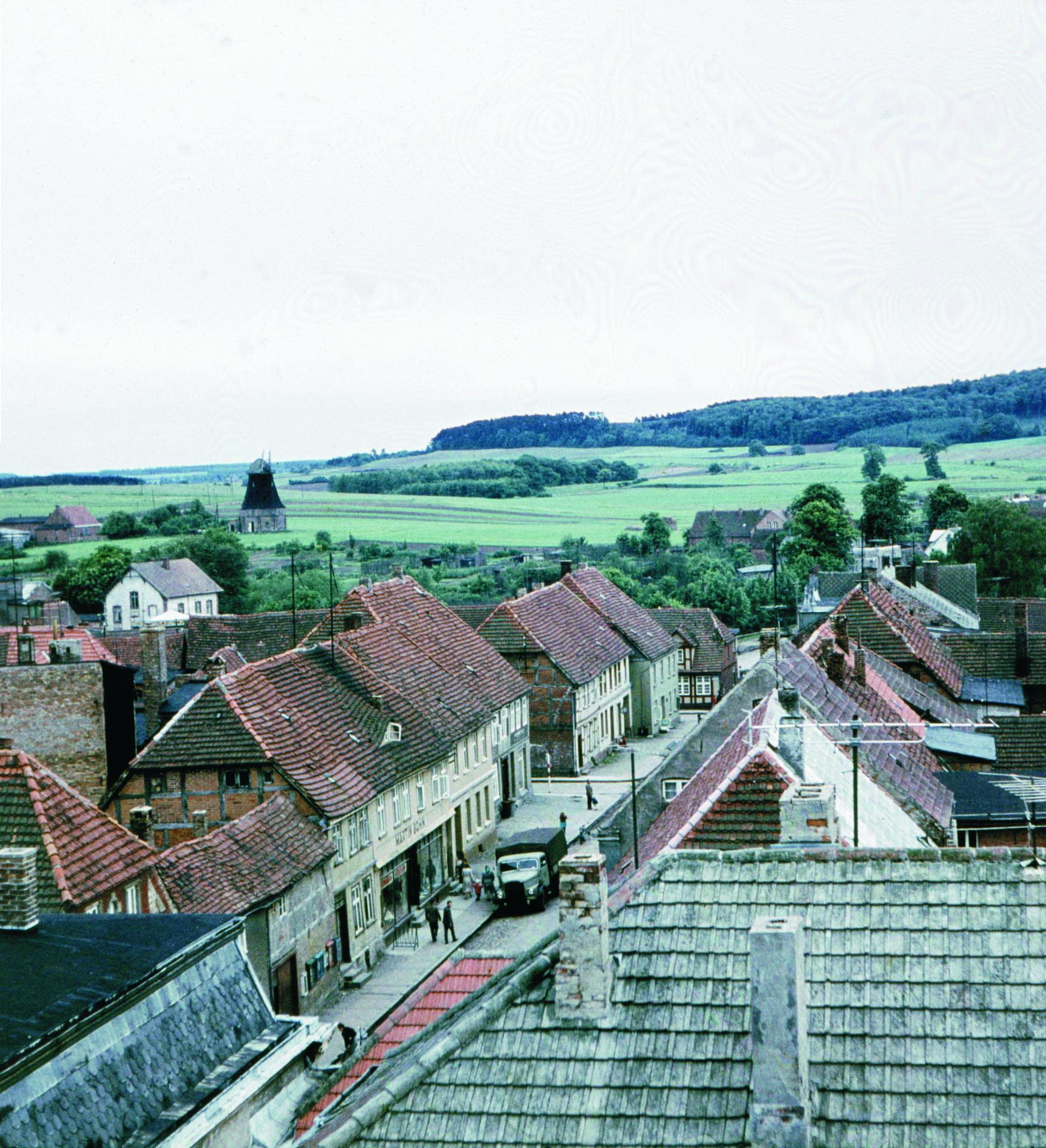 Blick vom Kirchturm zur Straße des Friedens (1963).