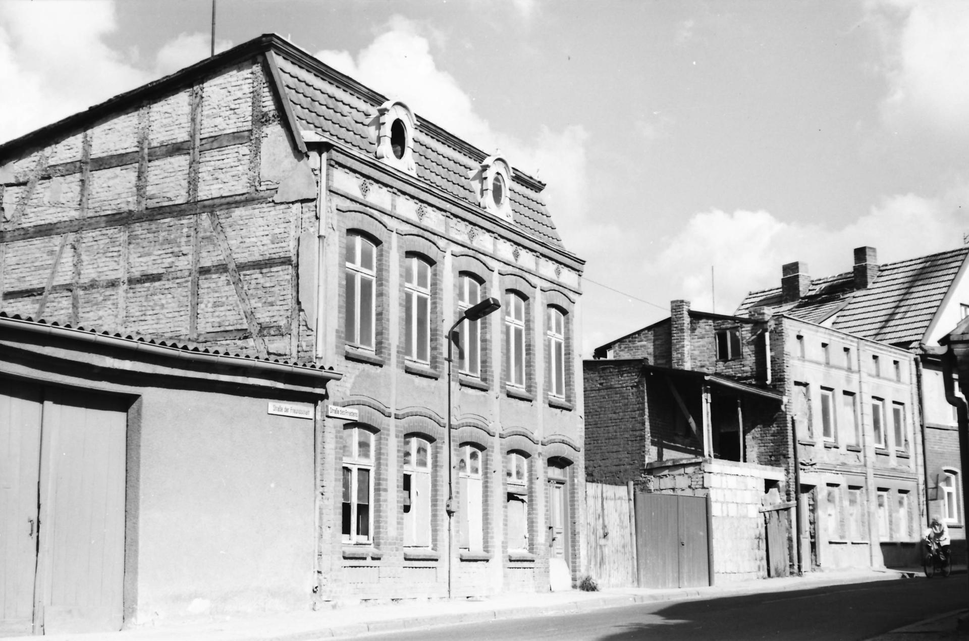 Die ehemaligen Häuser Straße des Friedens Nr. 24 (rechts) und 26 (links) (1989).