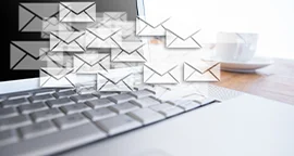 email-symbole-vor-laptop