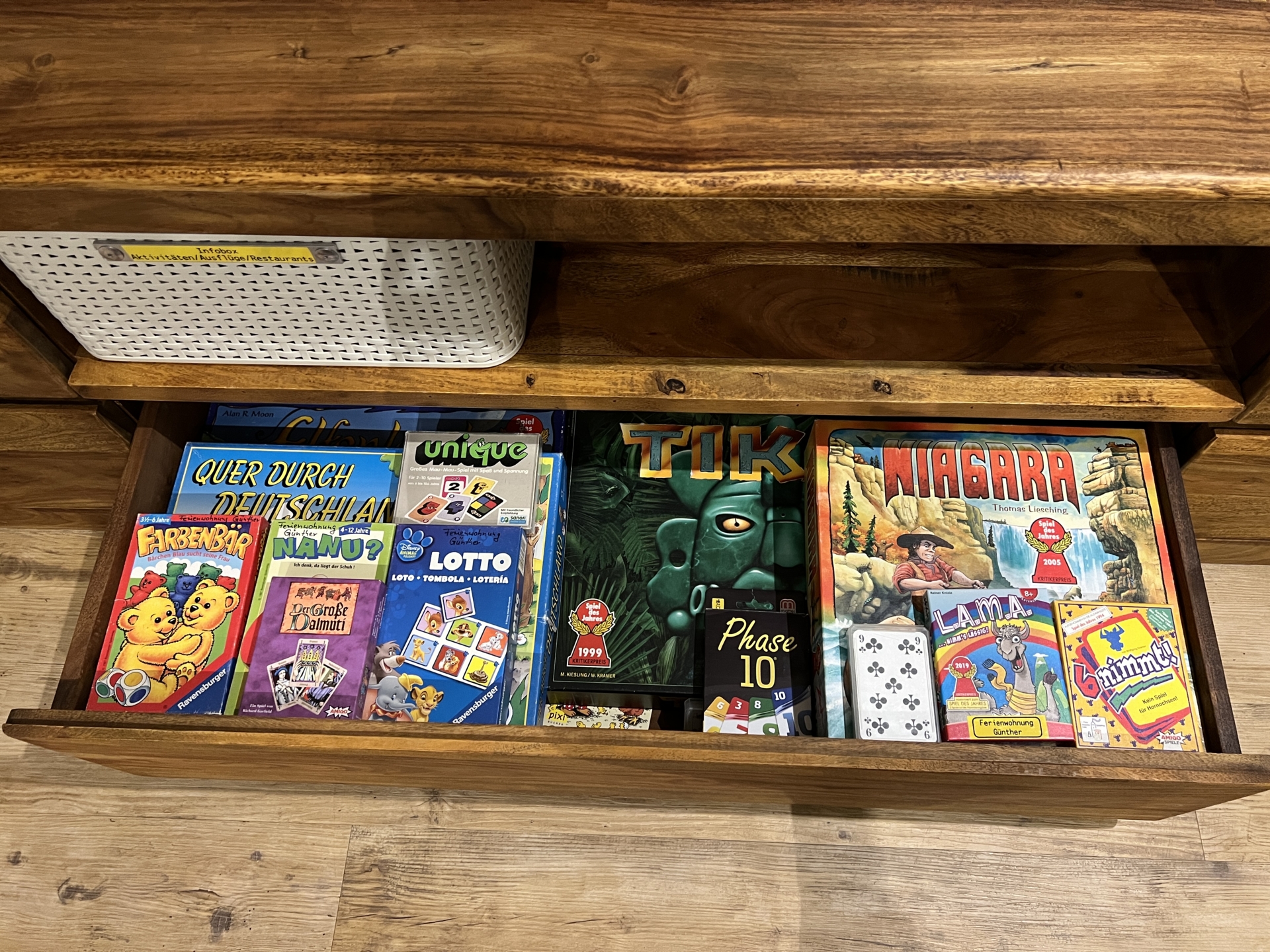 Spieleschrank
