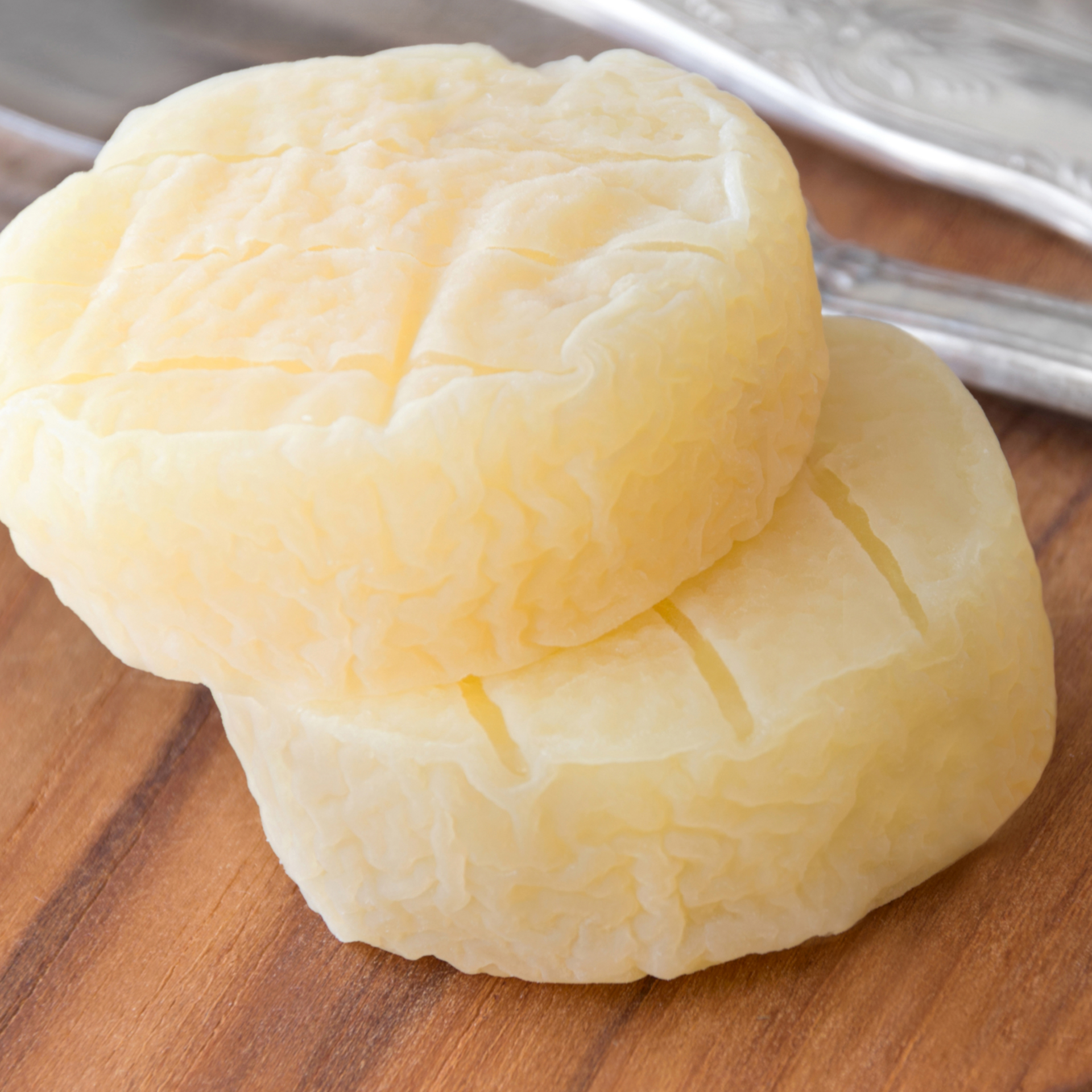 Harzer Käse aufgeschnitten auf einem Brett