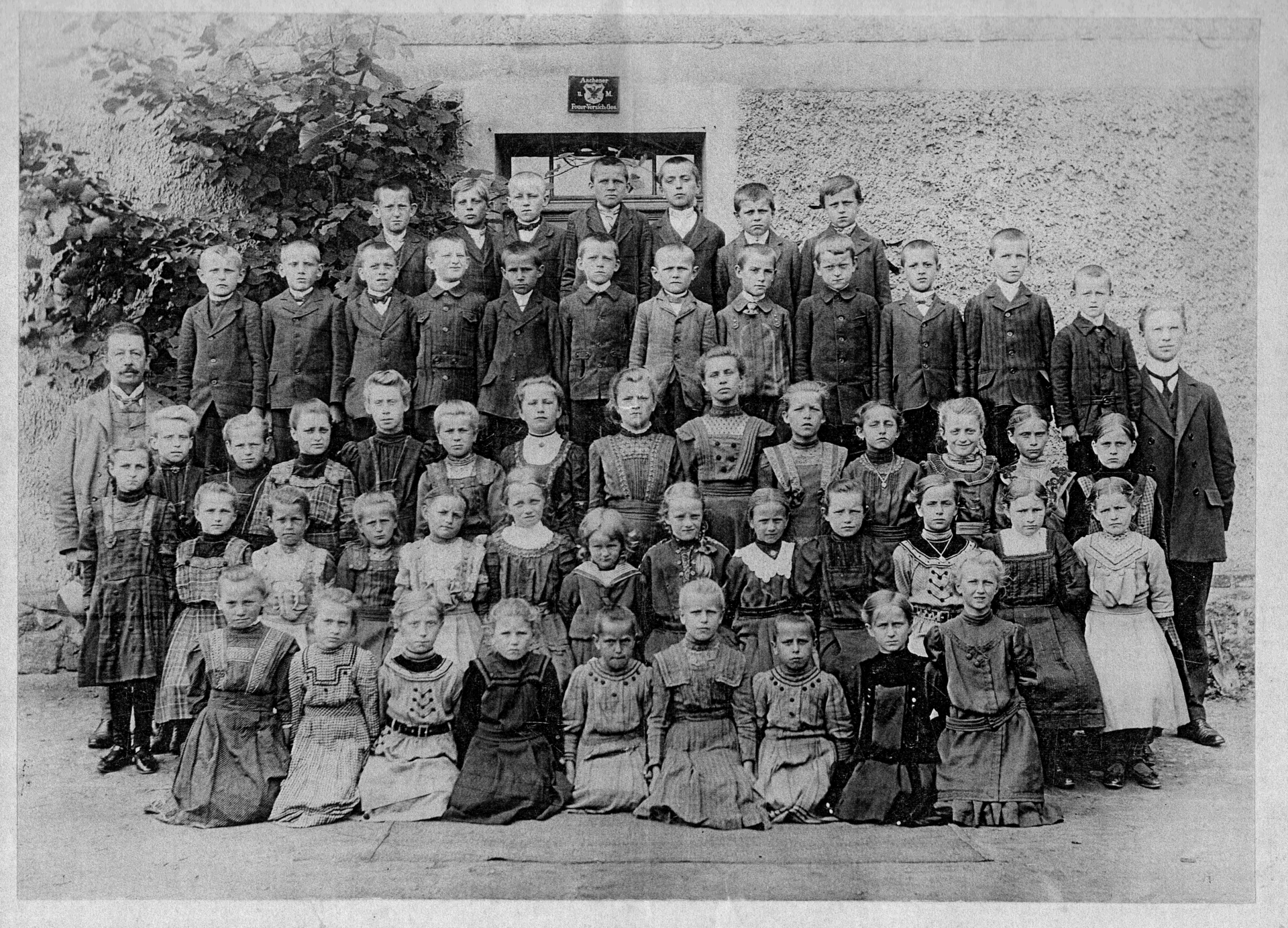 Bild 13: 1910 Klassenfoto mit Lehrer Wilken und Lehrer Weidemann