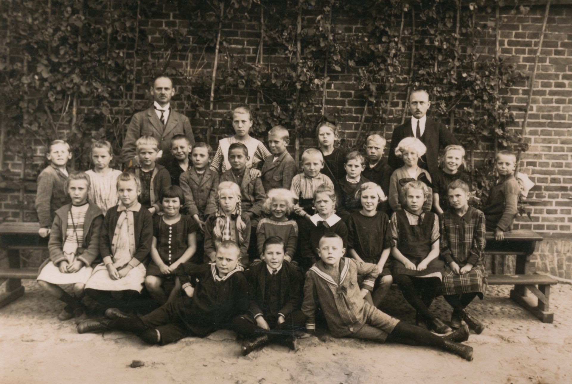 16 Klassenfoto mit Lehrer Bellin (li.) und Lehrer Leucht (re.)