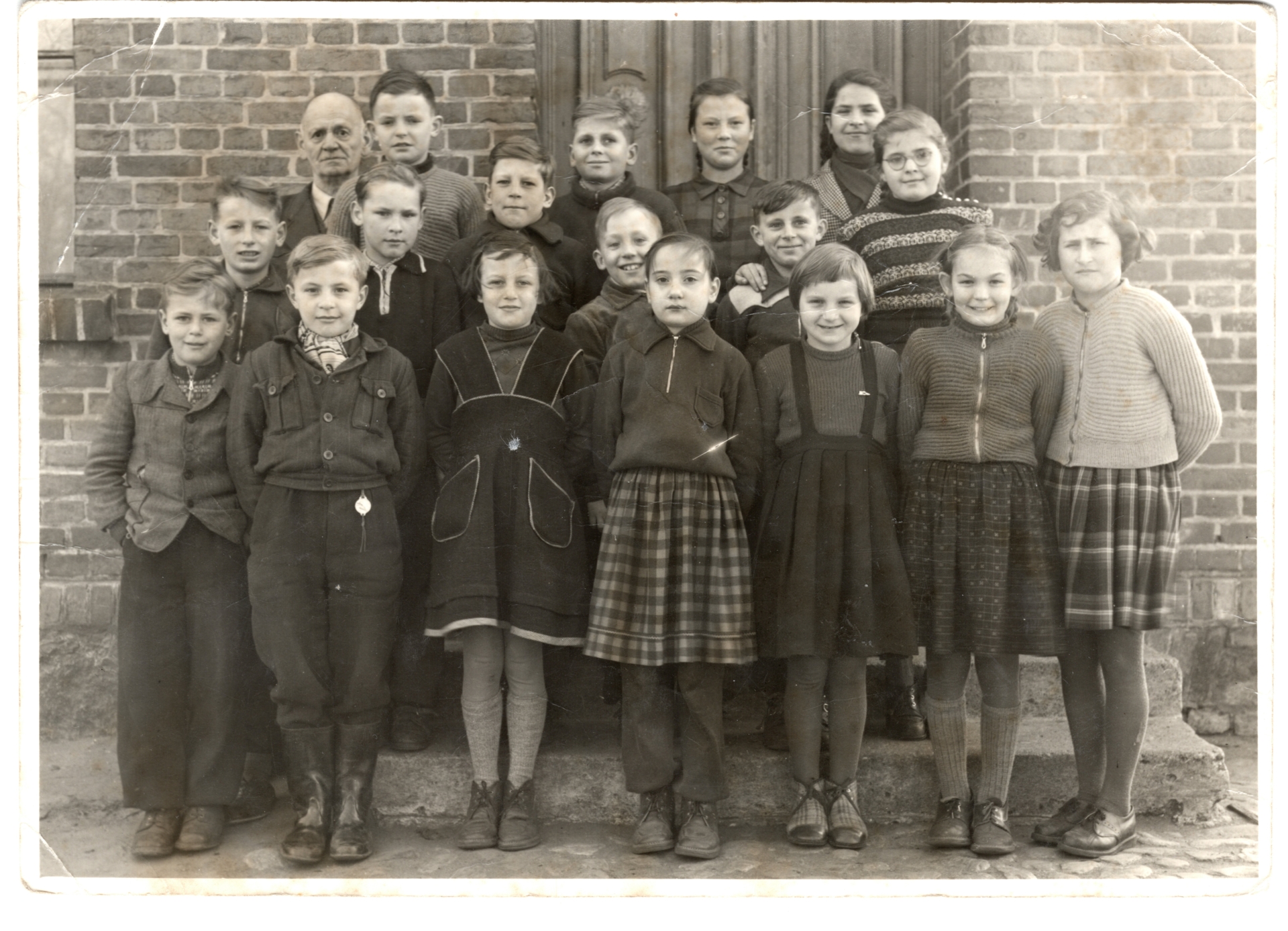 22 Klassenfoto mit Lehrer Bellin