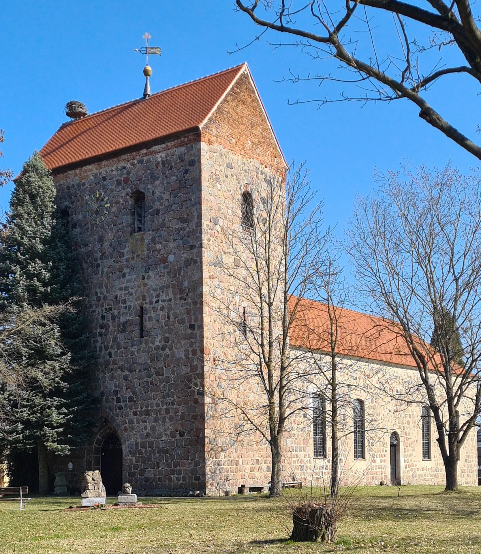 Kirche und Dekmal