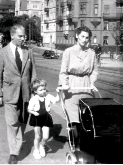 Bild 9 Lukasz and Maria Winiarski, with son Jacek (and  newborn Piotr in the stroller)