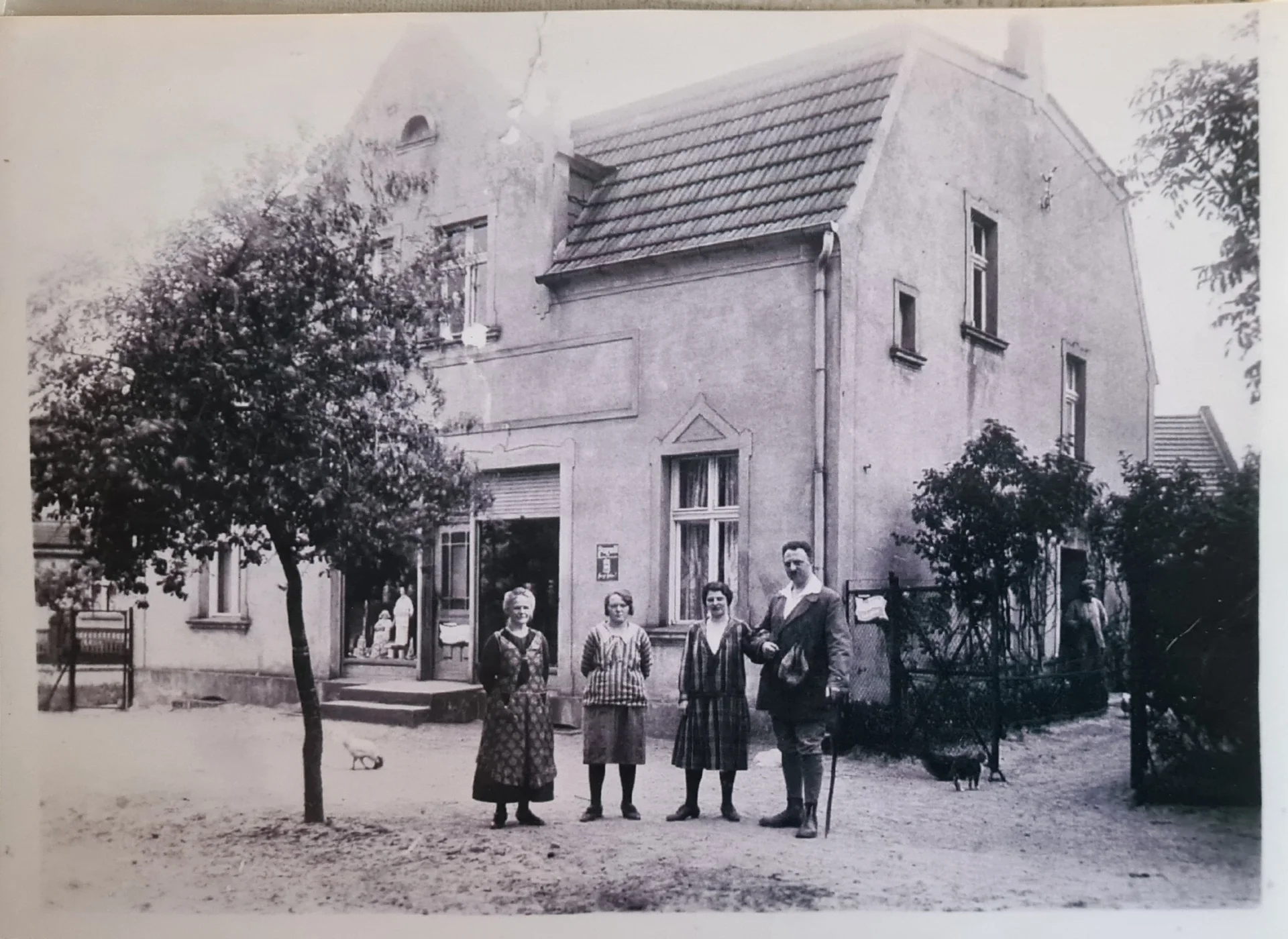 23 Kolonialwarenladen
