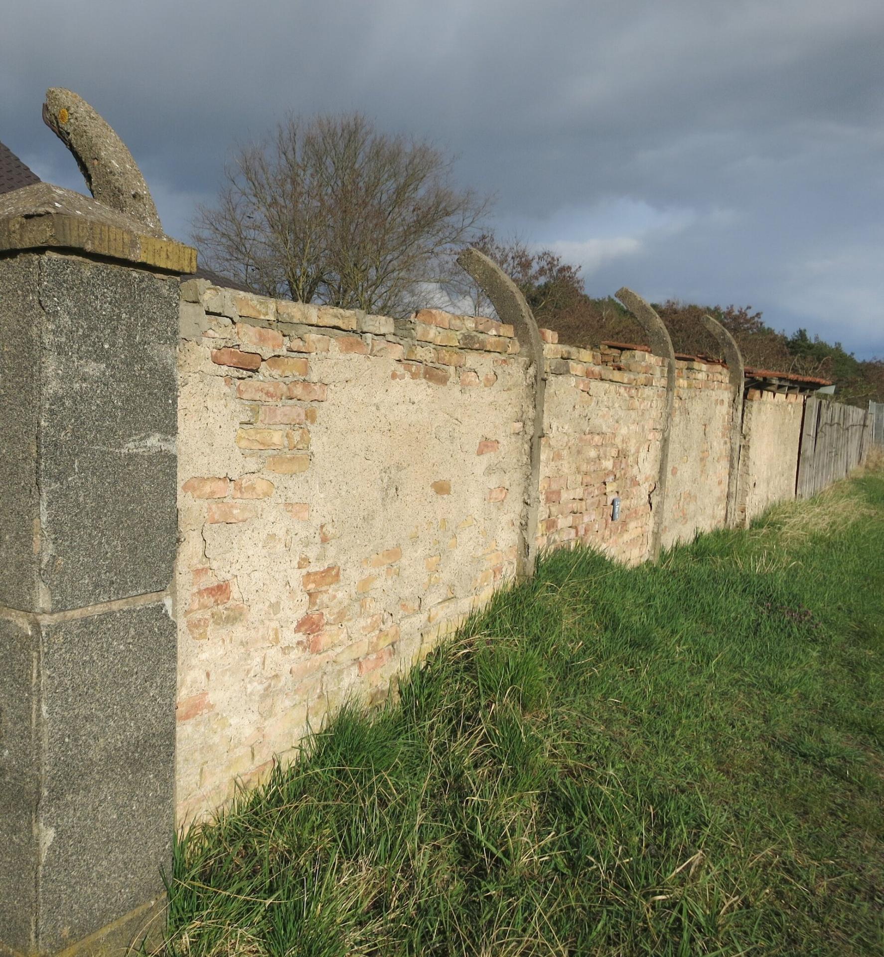 verbaute Zaunpfeiler, vielleicht auch weiteres originales Baumaterial im Pappelhofer Weg