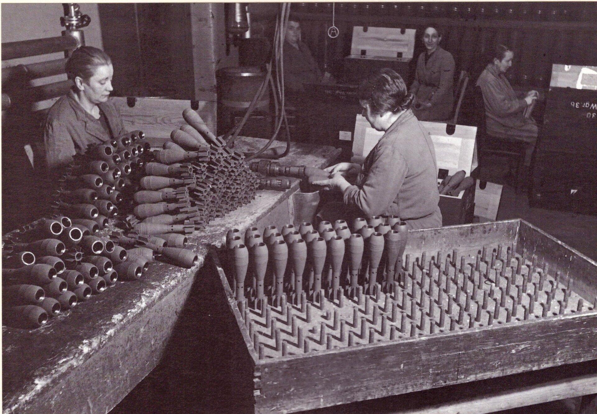 Arbeitende Frauen in der Munitionsfabrik