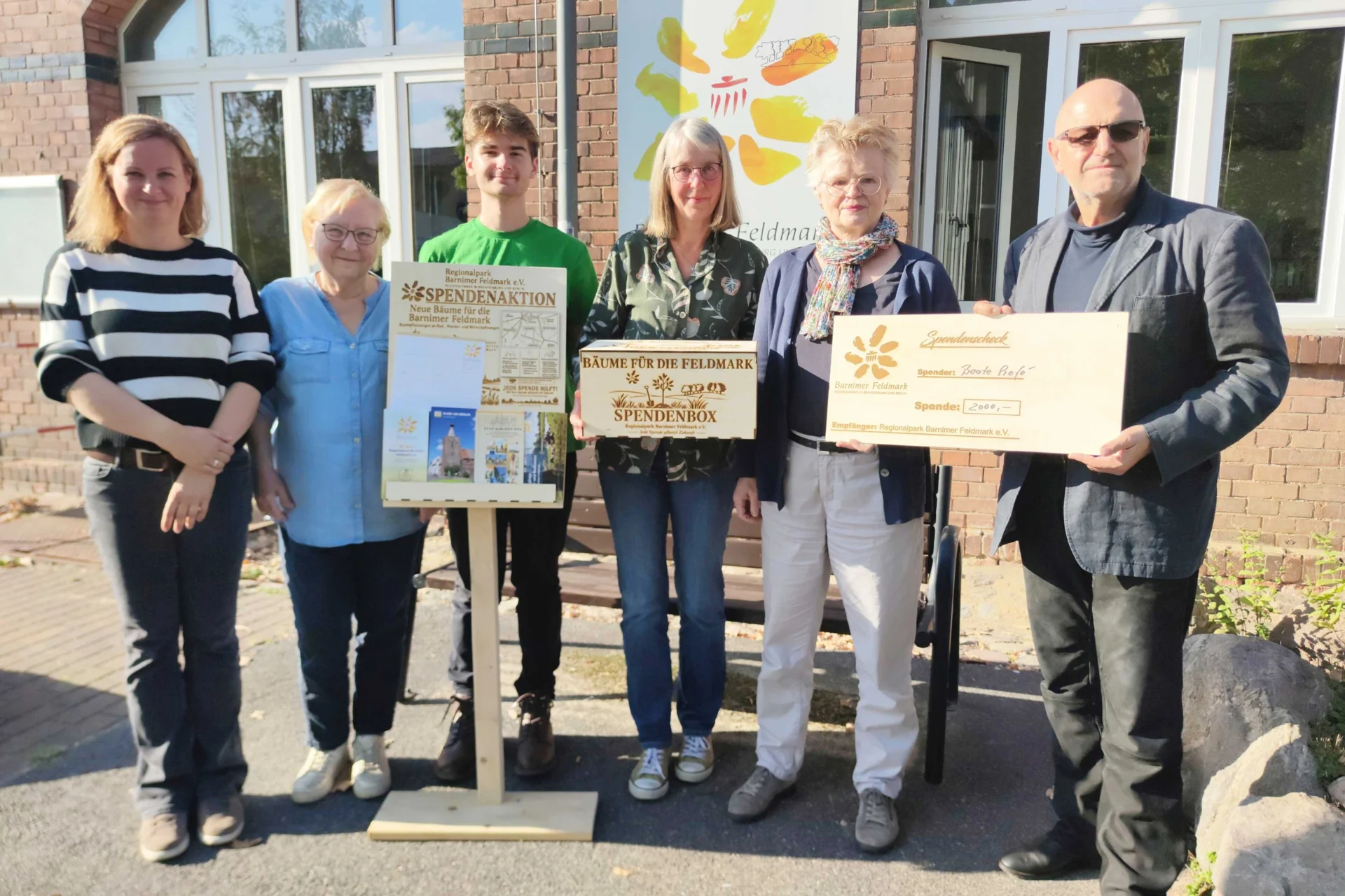 01_Baumspende_Beate_Profé_mit_dem_Team_vom_Regionalparkverein