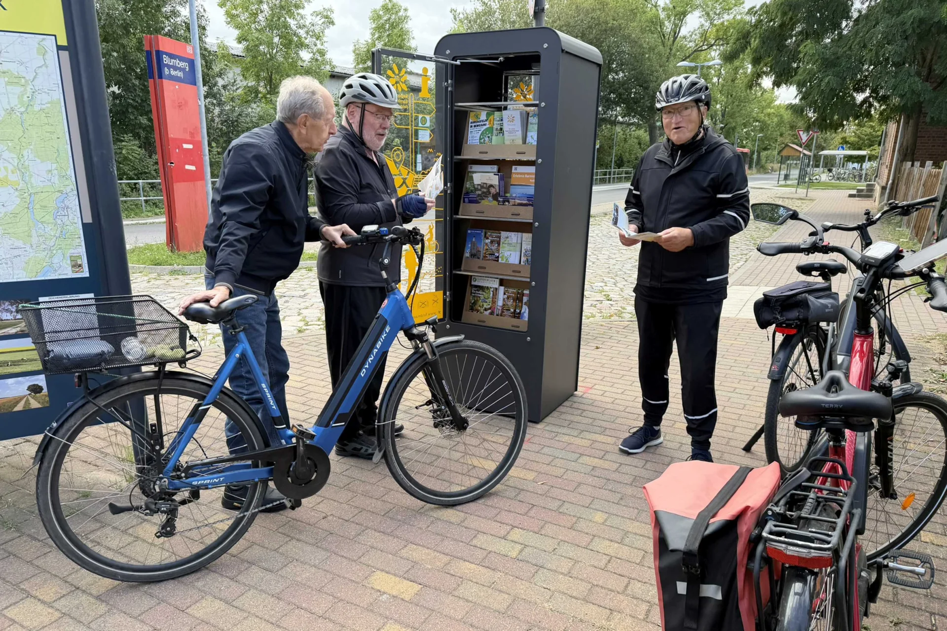 01_Öffentliche_Infoschränke_Interessierte_Nutzer_des_neuen_Informationsangebotes_in_Blumberg