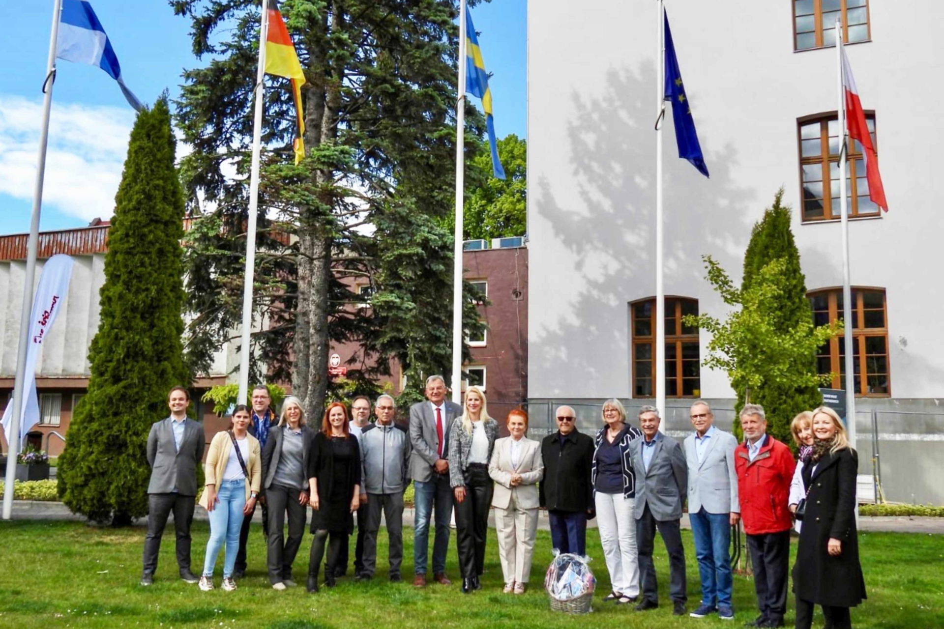 01_Tage_in_Kolberg_Treffen_der_Delegationen_vor_dem_Rathaus