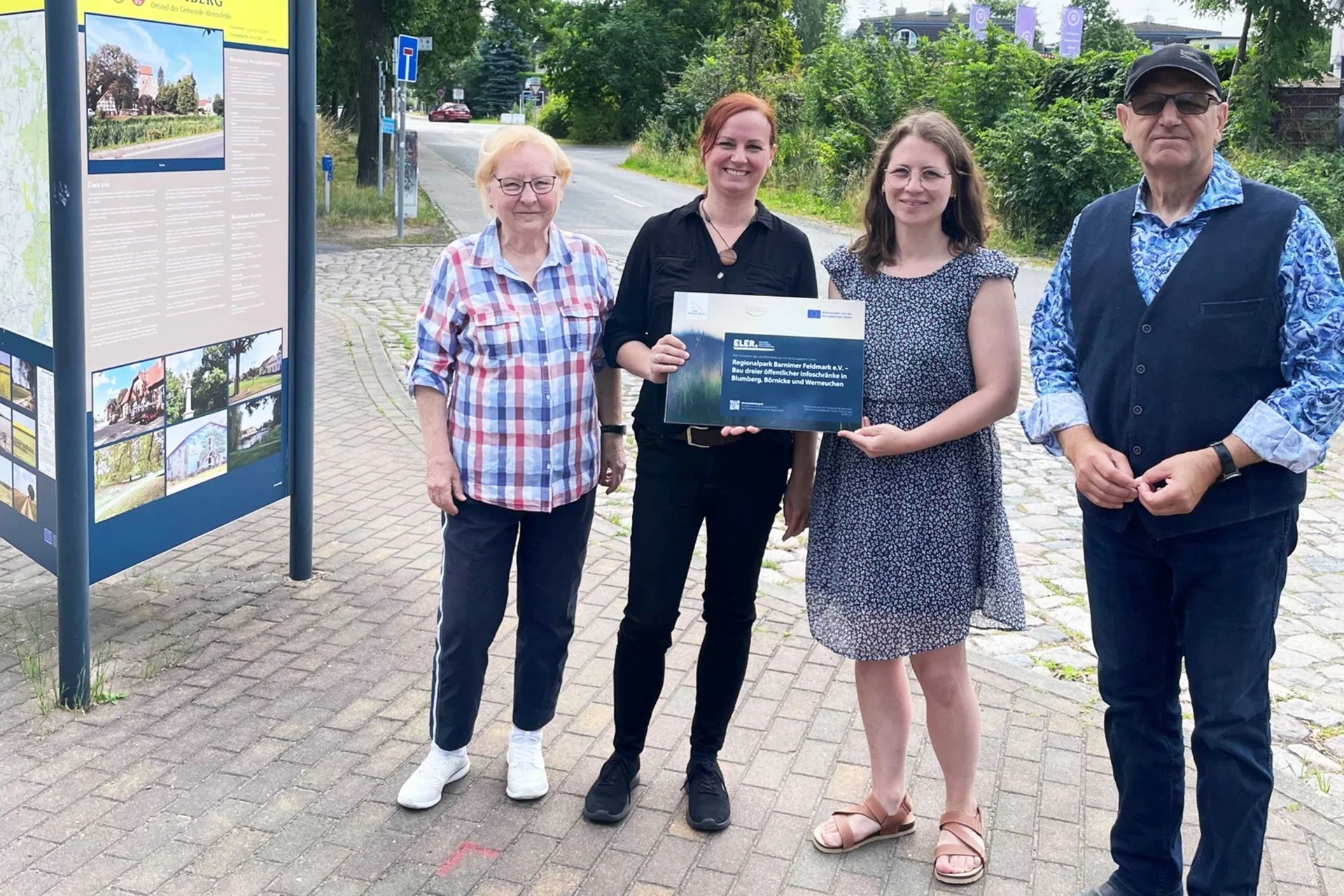 02_Öffentliche_Infoschränke_Übergabe_des Fördermittel-Hinweises_durch_die_LAG_Barnim_eV.