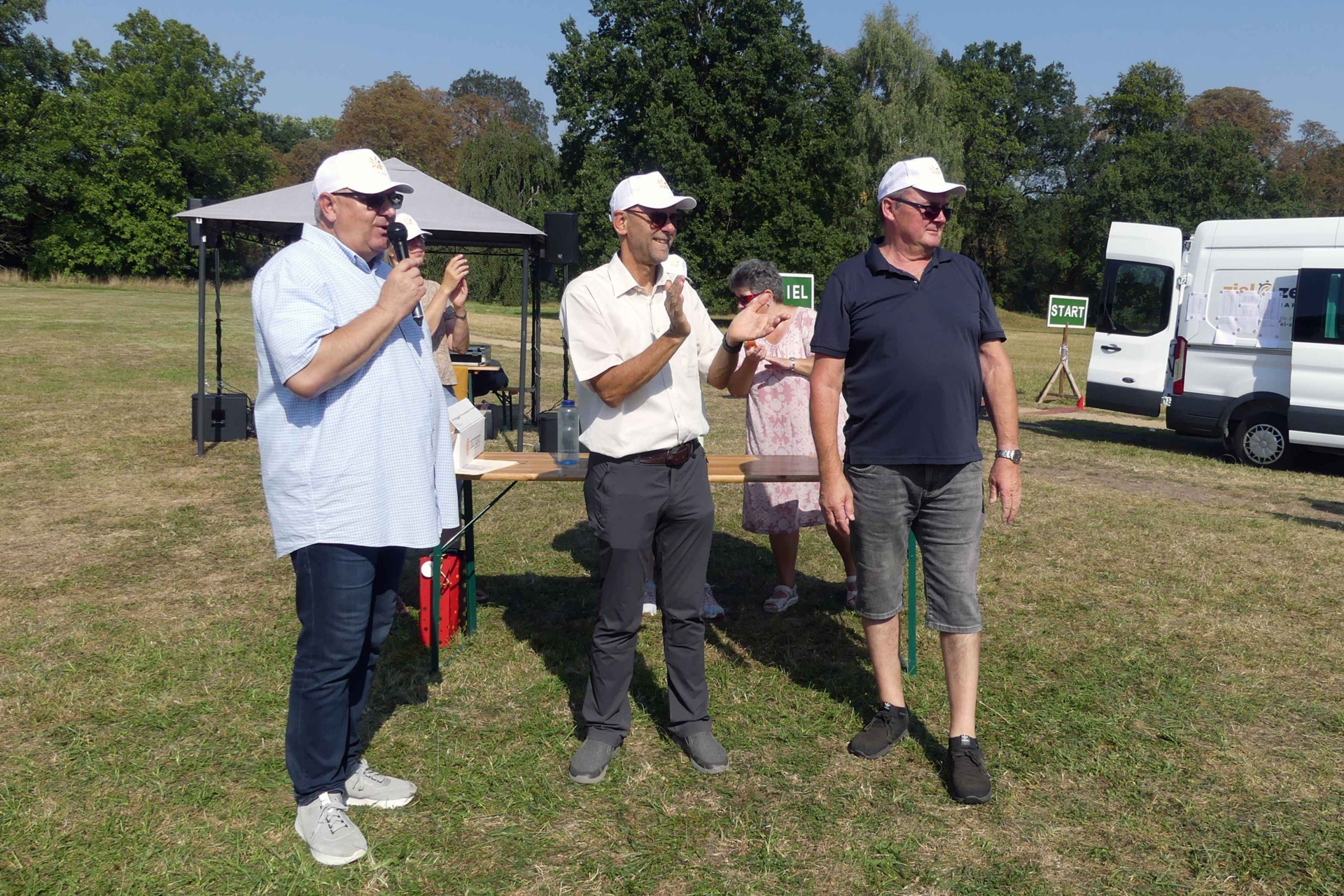 2_27.Regionalparklauf_Torsten_Jeran_Wilfried_Gehrke_Jörg_Dreger_begrüßen_die_Teilnehmer
