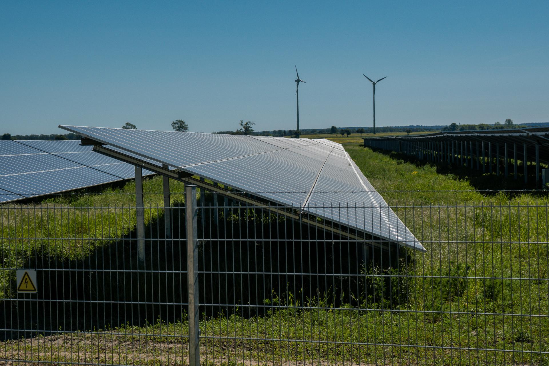 Windkrafträder und Solarfeld bei Willmersdorf
