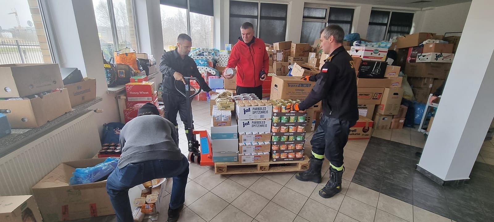 Entladen von Spenden in Kolberg