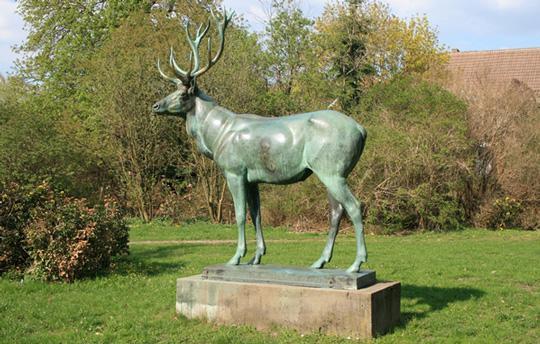 Bronze deer statue – now moved to the center of Hirschfelde