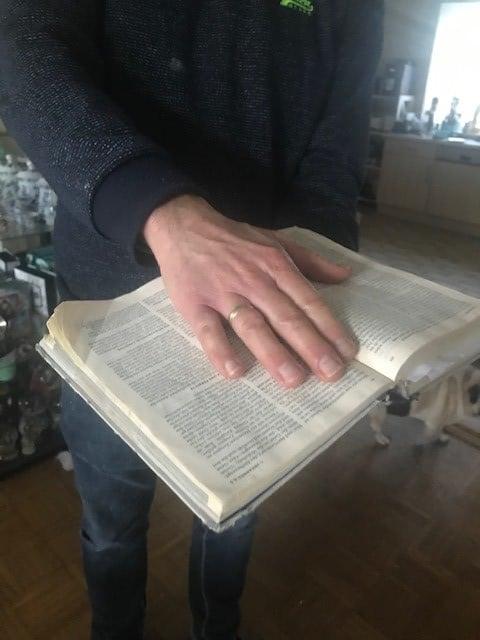 Hand auf Bibel