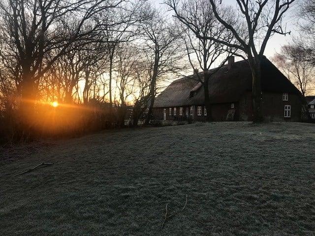 Sonnenaufgang an der Hütte