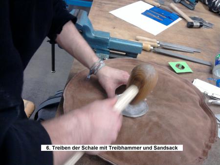 6. Treiben der Schale mit Treibhammer und Sandsack.jpg