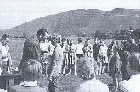 Das Foto zeigt die Ehrung anläßlich der Bundesjugendspiele durch Bürgermeister Josef Martini (links im Bild Lehrer Richard Conrad)