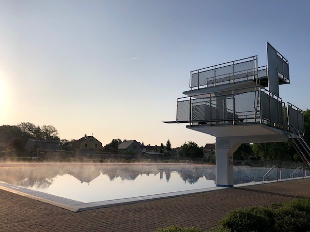 Waldbad mit Sprungturm am Morgen