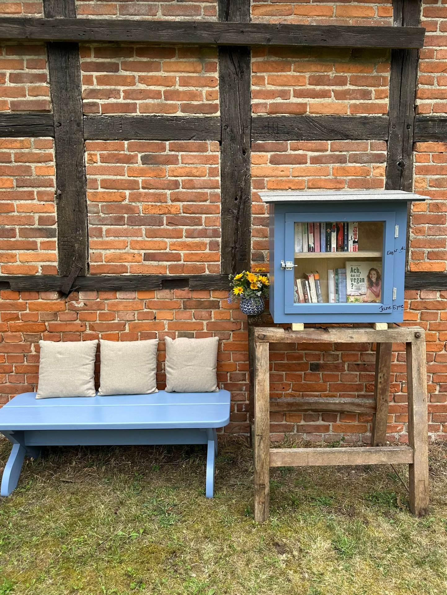 Frontansicht Wanderbuch-Schrank