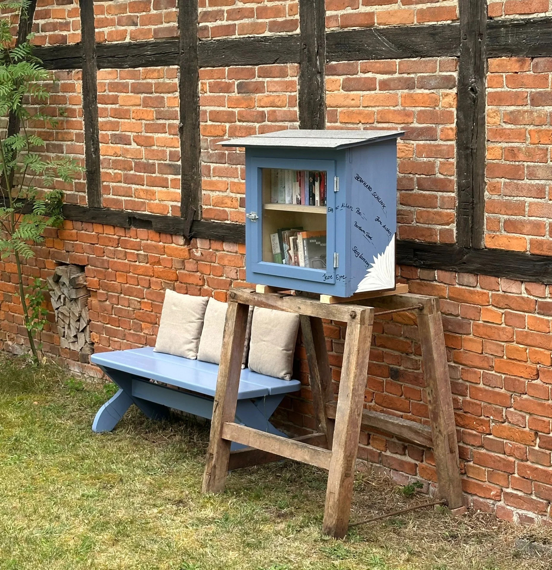 Seitenansicht Wanderbuch-Schrank