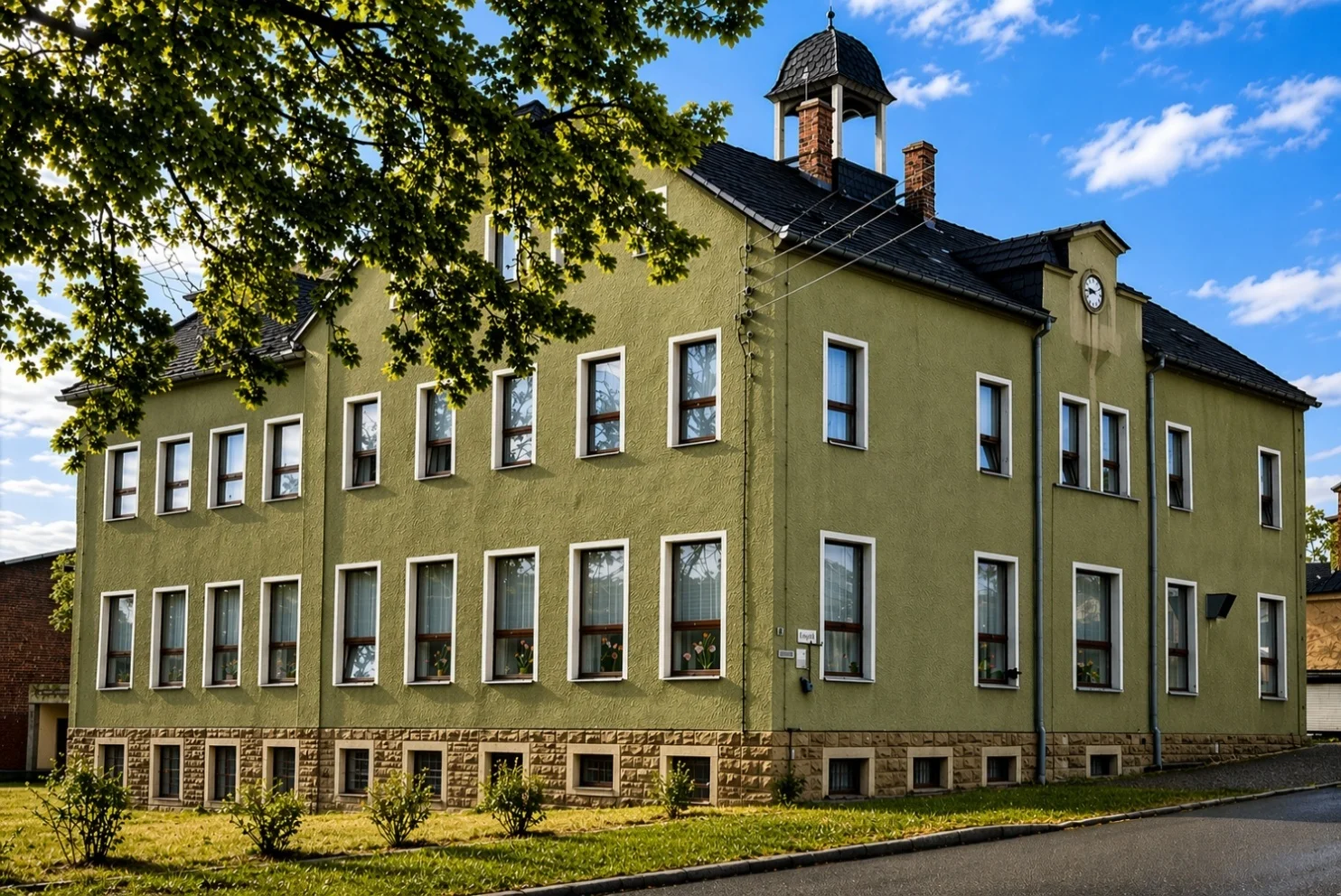Grünes Schulgebäude
