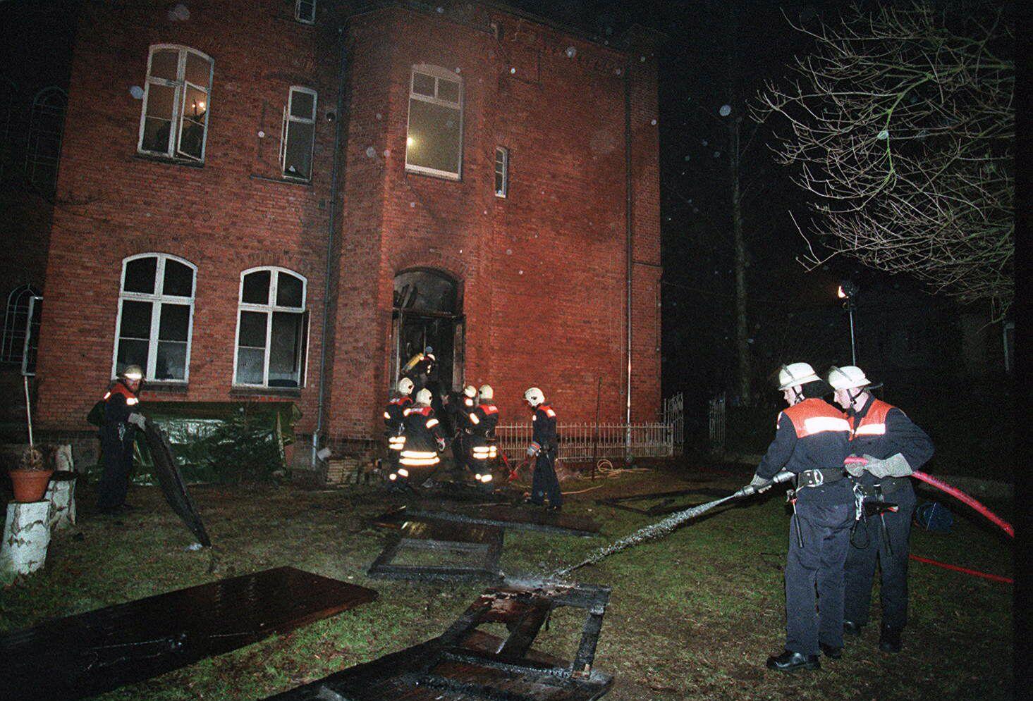 Die Feuerwehr löscht den Brand am frühen Morgen des 25. März 1994,Foto Marwitzky/ LN, action press