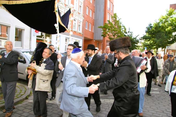Jüdische Gemeinde Kiel und Region - die neue Tora wird feierlich in die Synagoge getragen