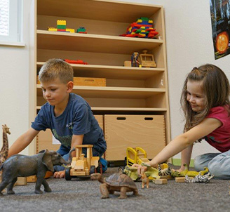 kinder-spielen-mit-figuren