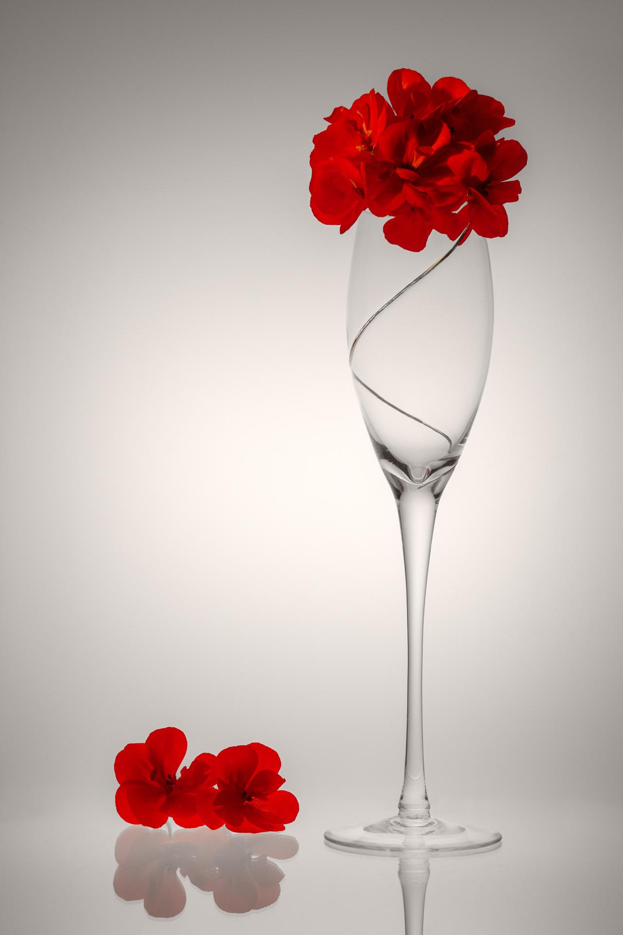 Platz 3 glas of red flowers