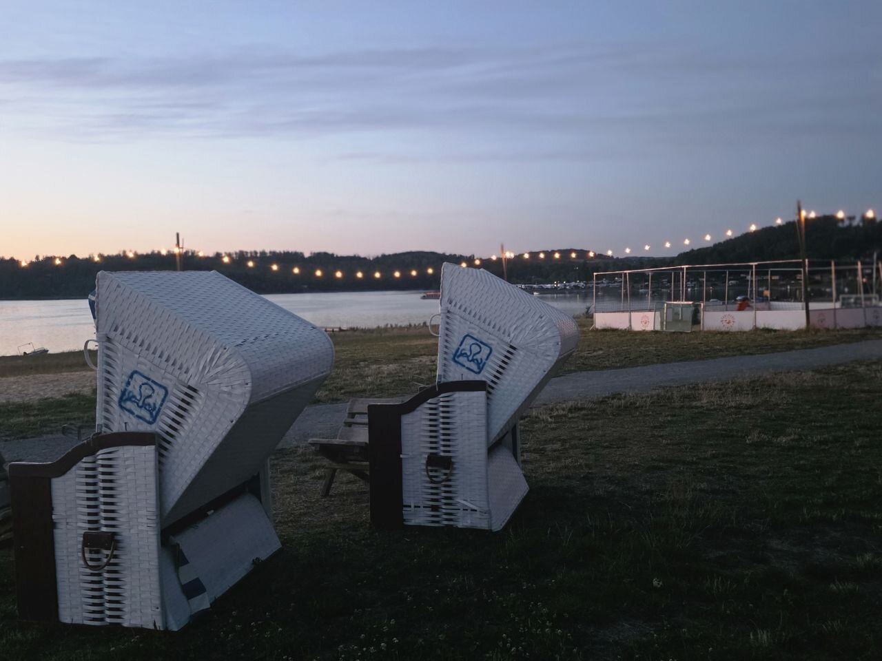 Strandkörbe an der Strandbar