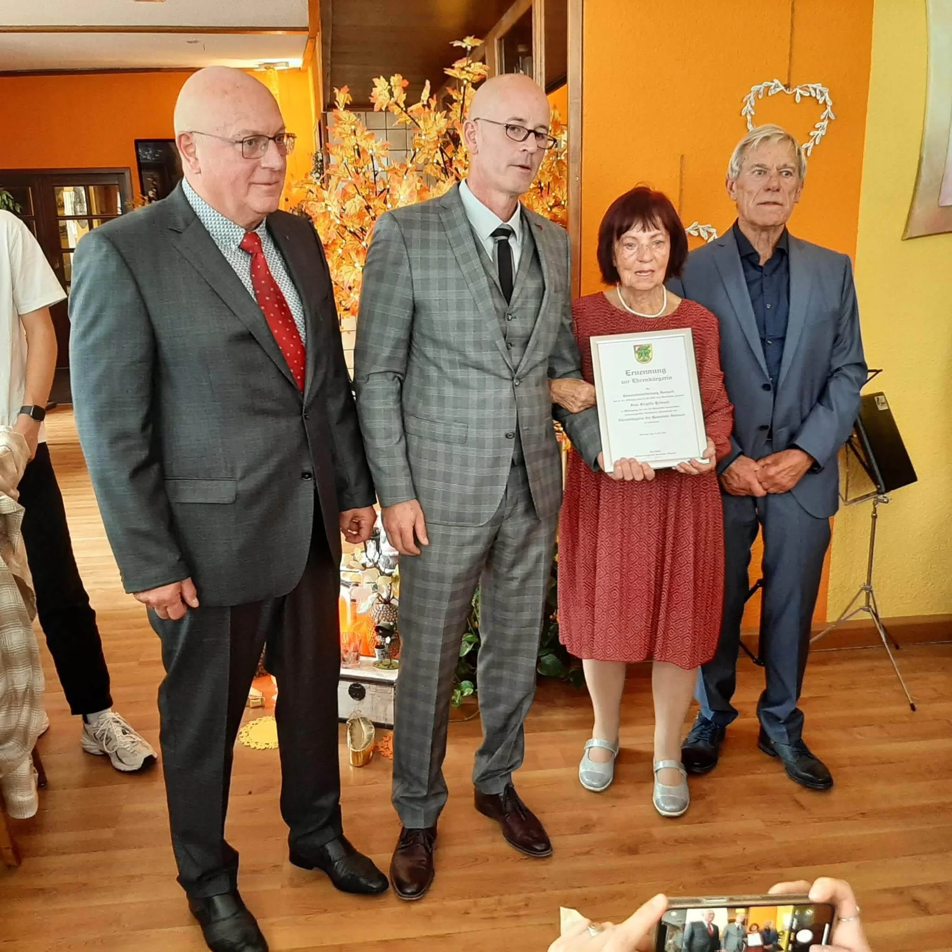Frau Brigitte Pötzsch mit Bürgermeister Lüth