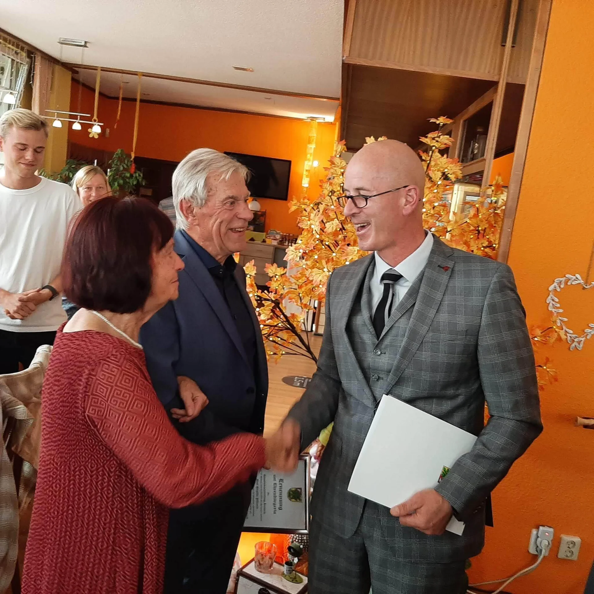 Frau Brigitte Pötzsch mit Bürgermeister Lüth