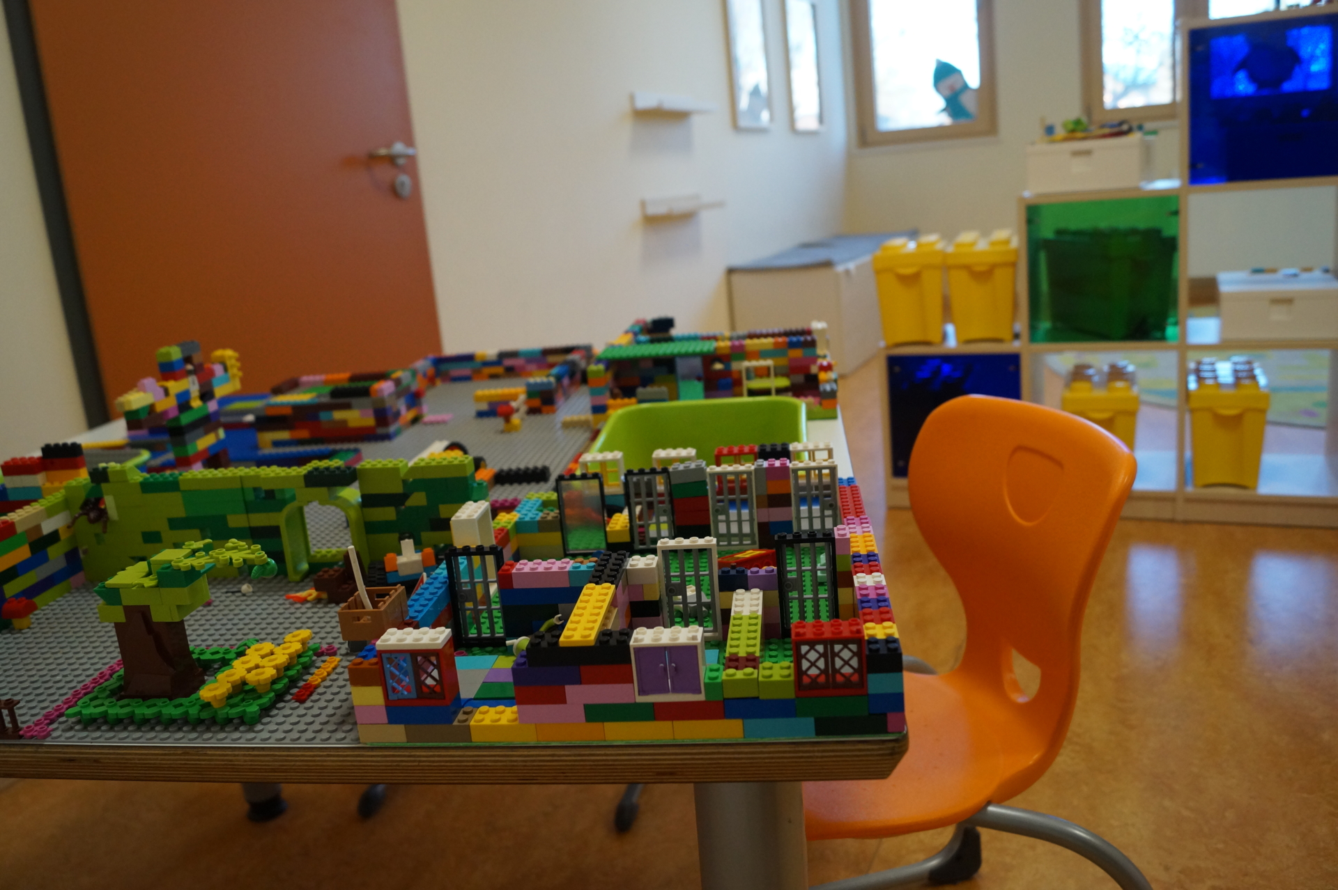 Neubau EG - LEGO-Raum - Bautisch