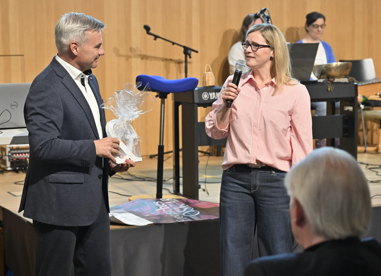 Landrat Peter Dreier und Behindertenbeauftragte Linda Pilz bei der Begrüßung