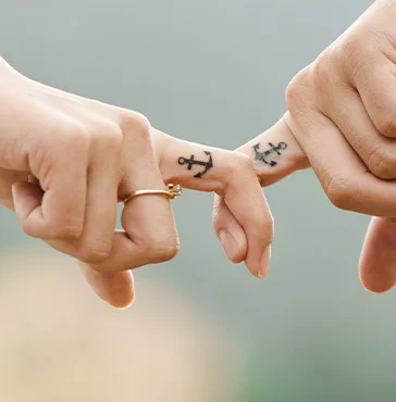 paar-mit-anker-tattoo-am-finger