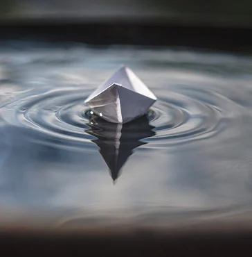 papierboot-im-wasser