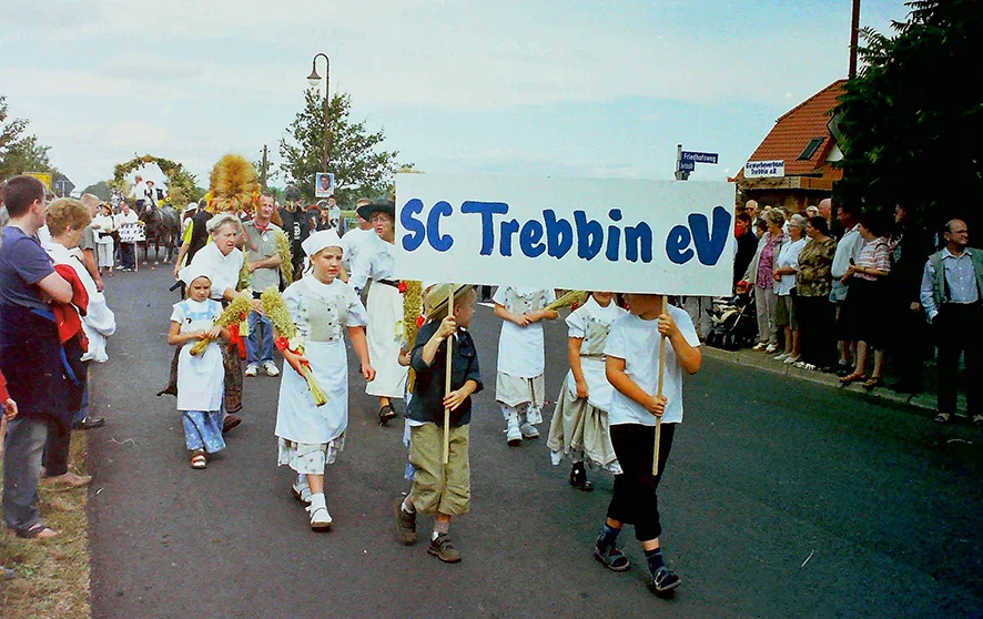 Festumzug zum 4. Kreiserntefest 2004, Sportler des SV Trebbin
