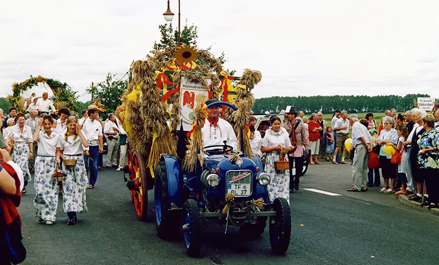 Festumzug zum 4. Kreiserntefest 2004, geschmückter Festumzugswagen des Heimatvereins