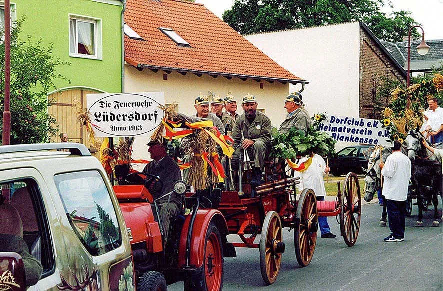 Festumzug zum 4. Kreiserntefest 2004, Feuerwehr, Dorfklub und Heimatverein