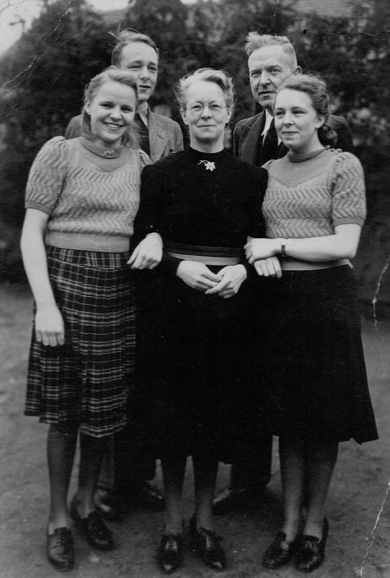 1944 Heinrich im Kreise seiner Familie