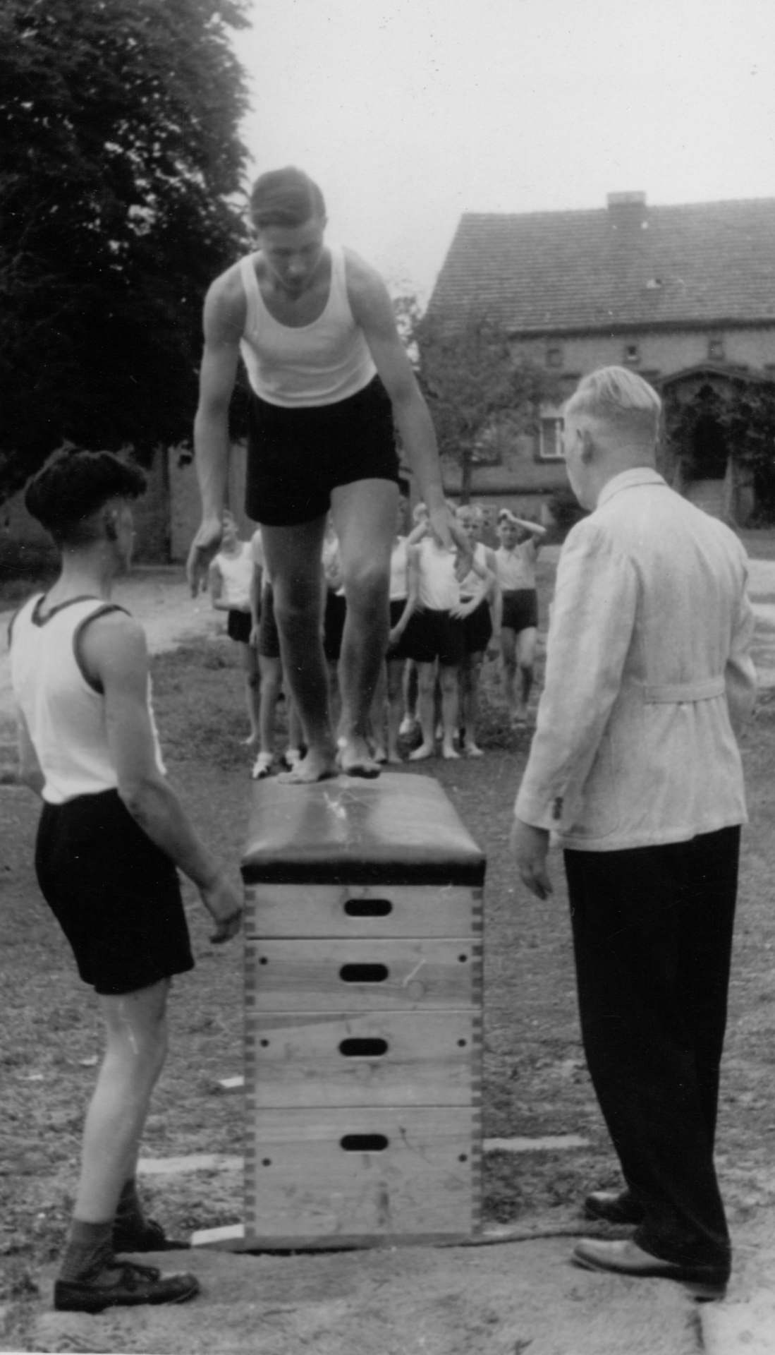 Kastenspringen beim Sportfest (1954)