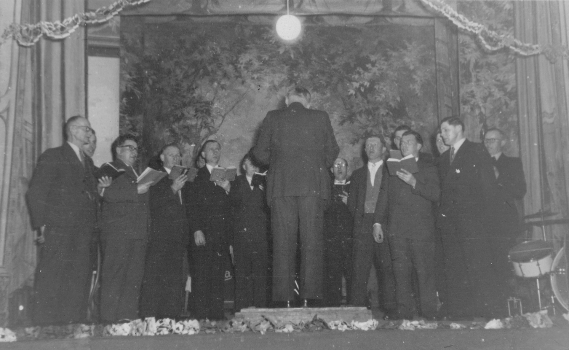 1966 im Schützenhaus Heinrich Köhler leitete viele Jahre den Lüdersdorfer Männerchor