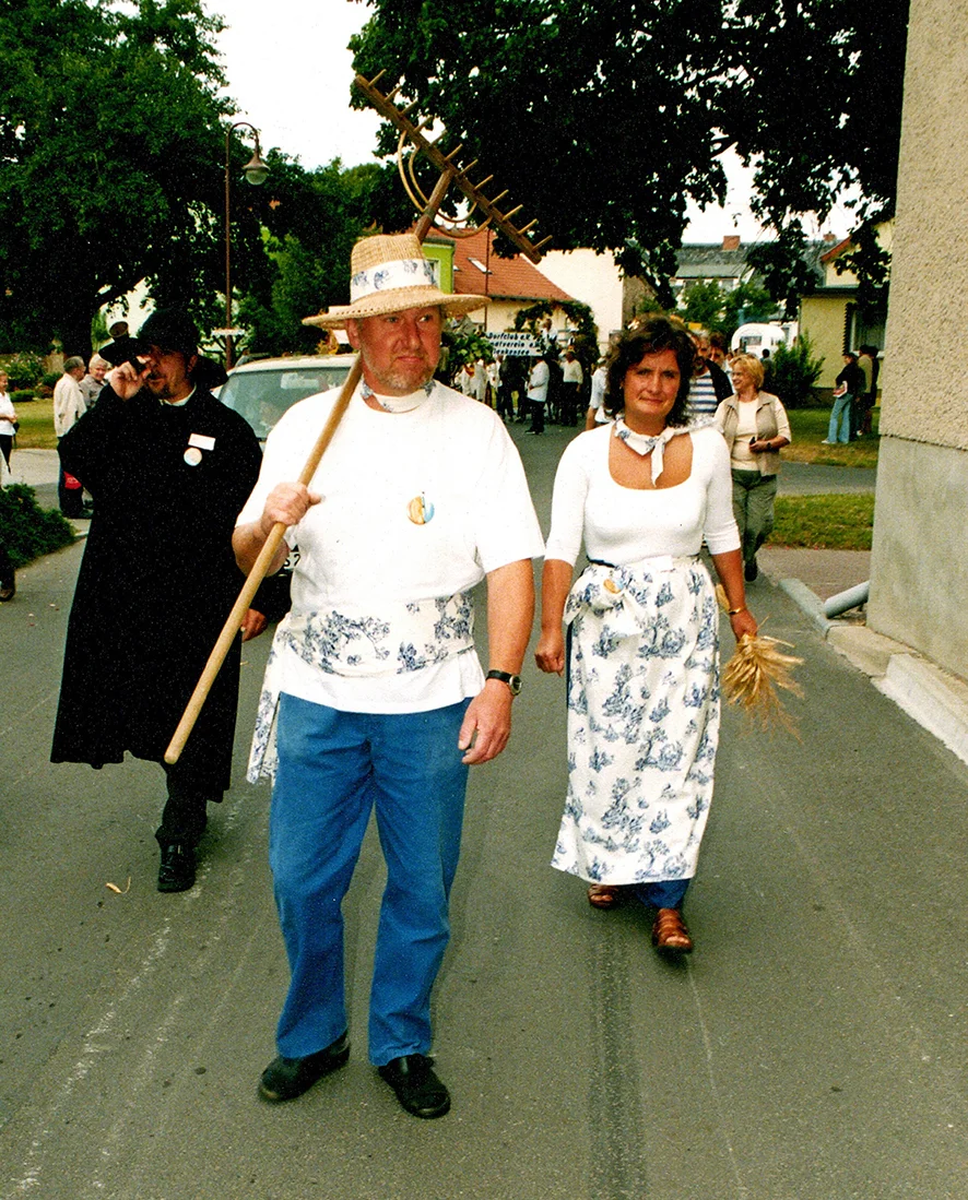 Festumzug zum 4. Kreiserntefest 2004, Verkleidete beim Umzug