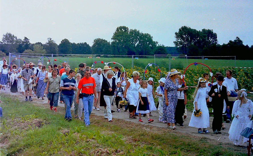 Festumzug zum 4. Kreiserntefest 2004, fröhliche Menschen beim Umzug