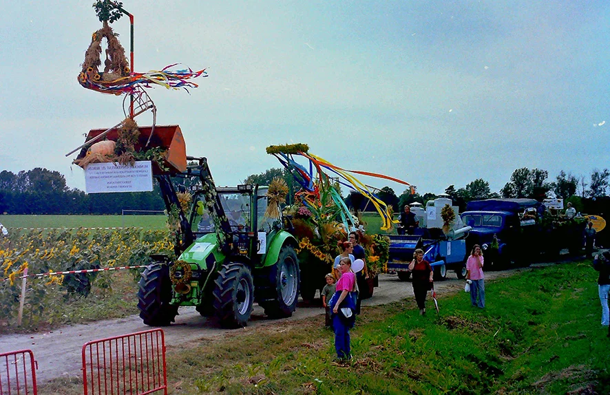 Festumzug zum 4. Kreiserntefest 2004, Fahrzeuge mit Erntekranz und Bändern